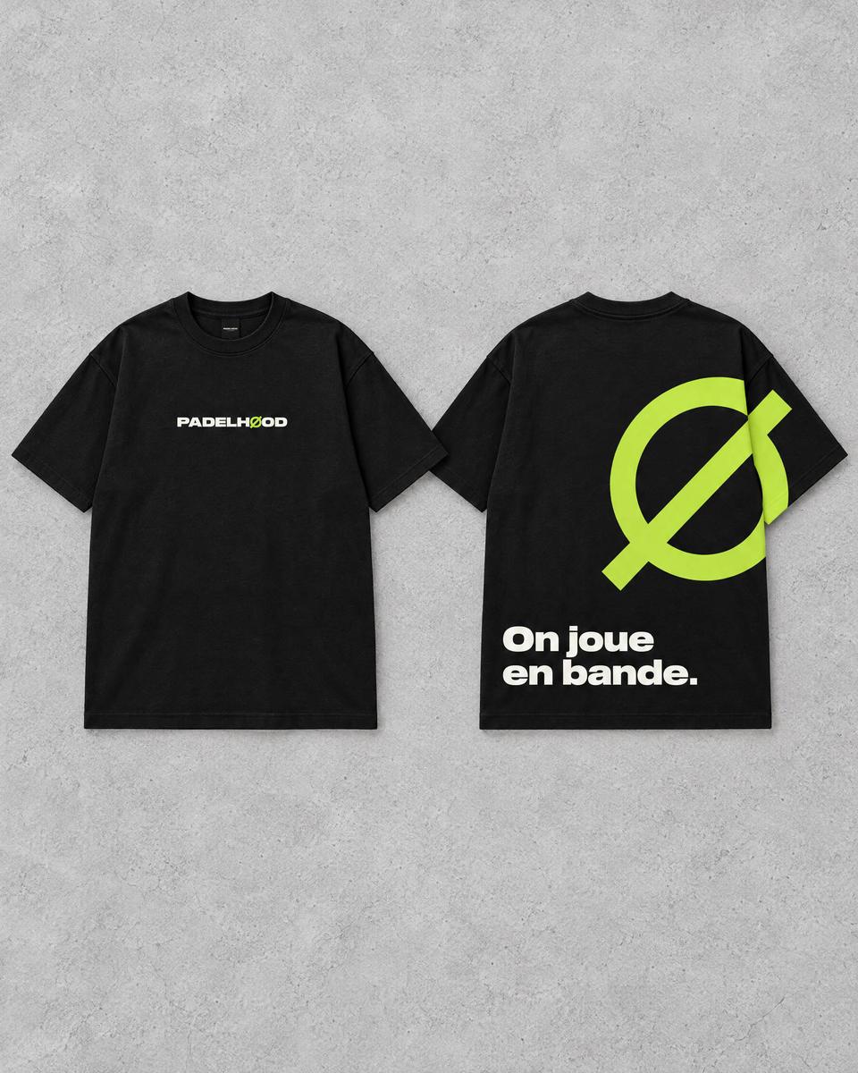 T-shirt noir, logo PADELHØOD devant, grand Ø vert et « On joue en bande. » dans le dos